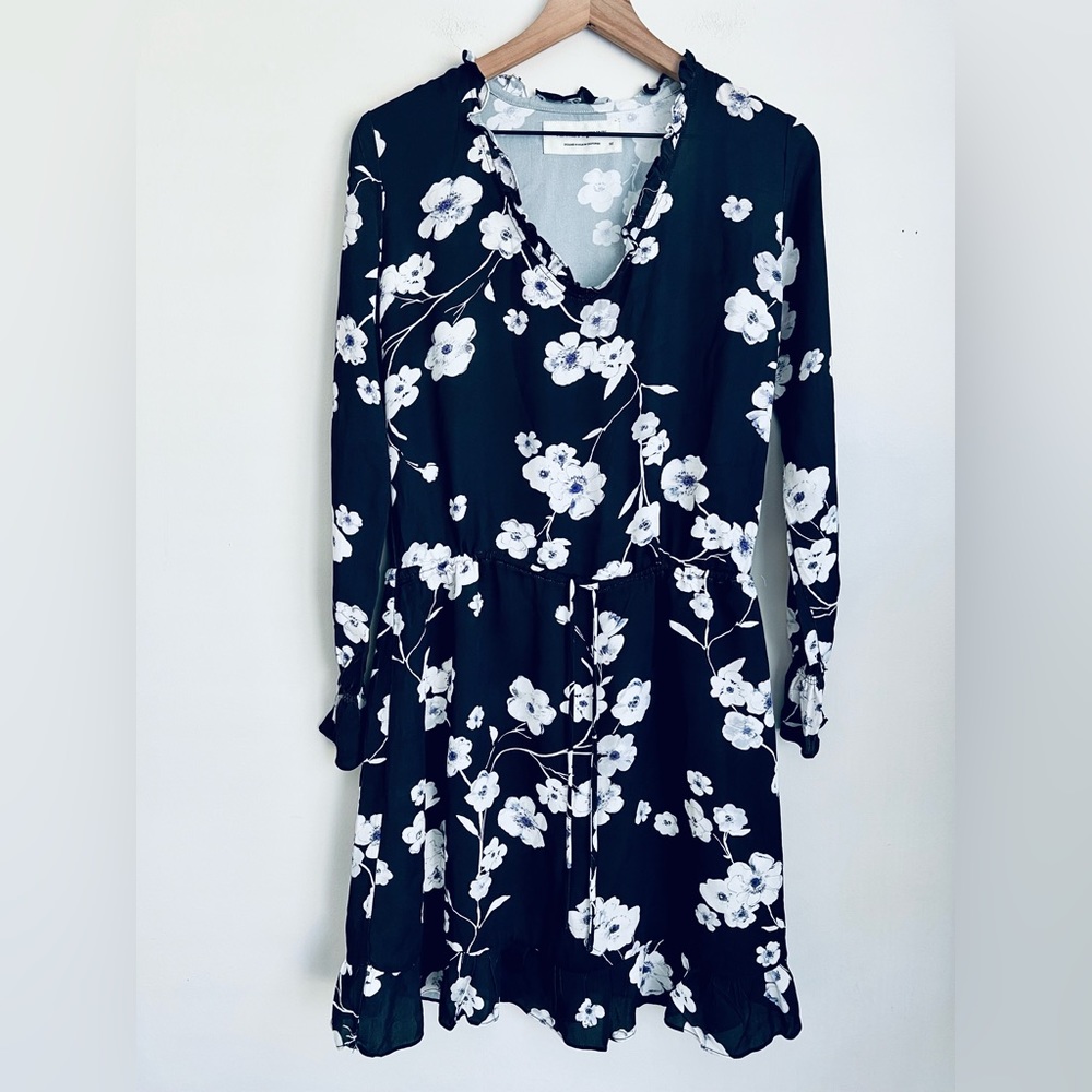 Mickey & Jenny floral V neck ruffle long sleeve dress M